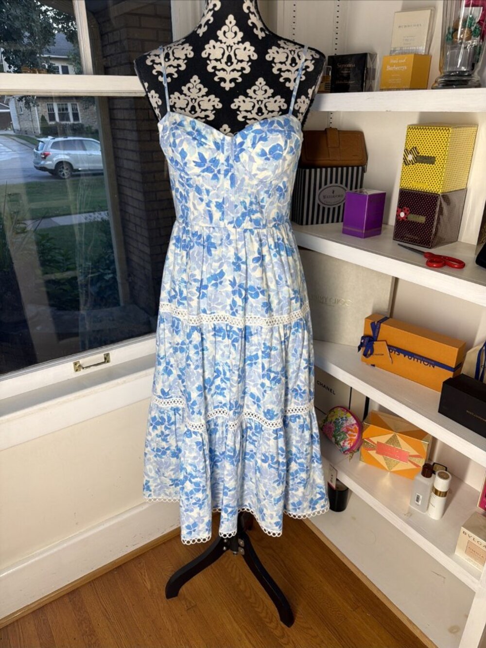 Gorgeous Aqua Women’s Blue & White Floral Tiered Lace Accents Midi Dress Sz M